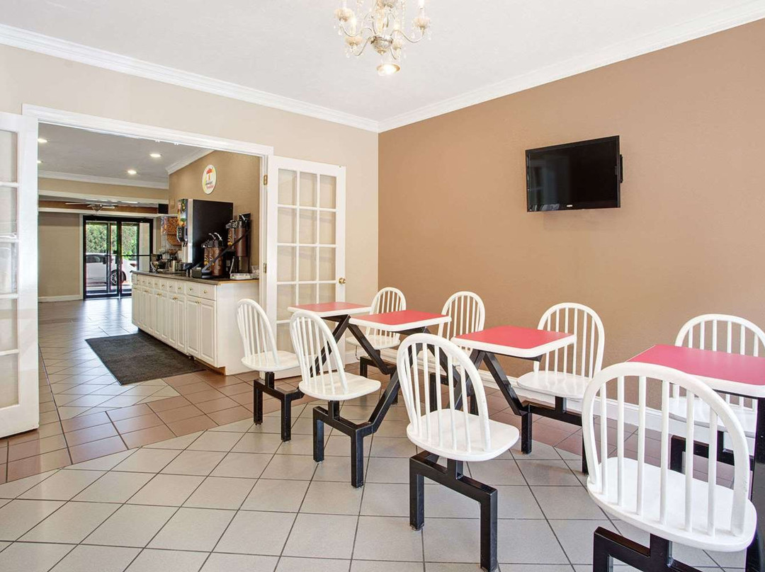 珍珠-杰克逊东速8酒店主图