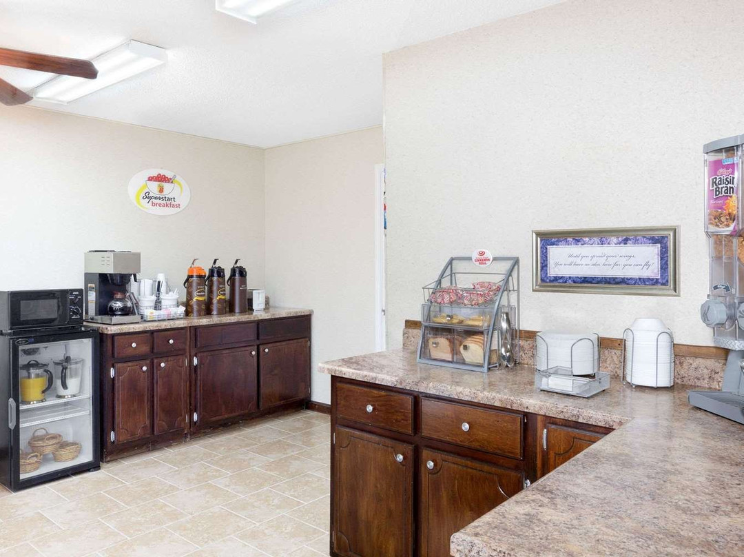 Super 8 by Wyndham Whiteville主图