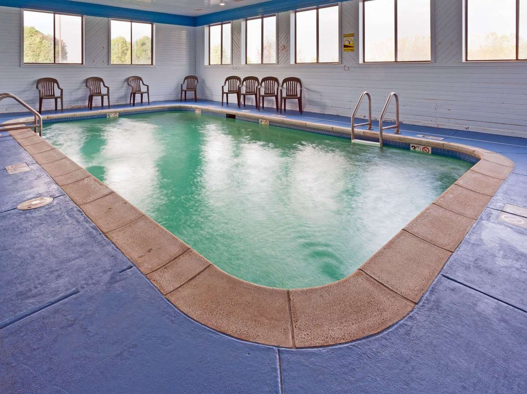 伊利诺斯州迪卡尔布速 8 酒店主图