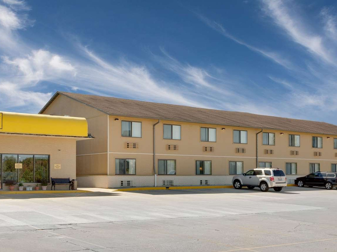 Super 8 by Wyndham Macomb主图