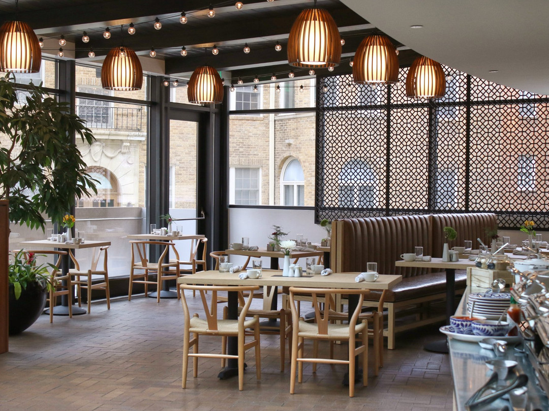 Mission Woods餐馆和美食-Solarium Lounge at The Fontaine