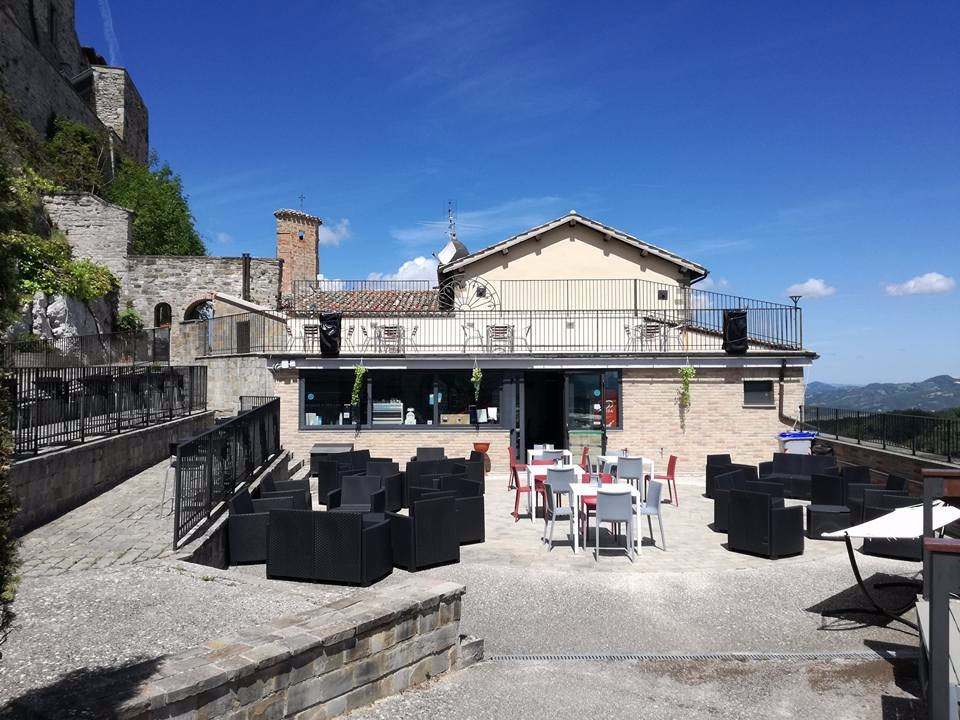 Serra Sant'Abbondio餐馆和美食-I Due Pini Lounge Bar and Restaurant