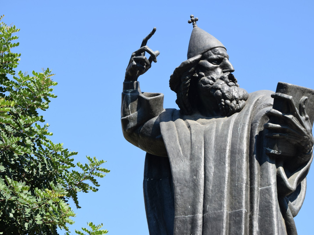Grgur Ninski Statue