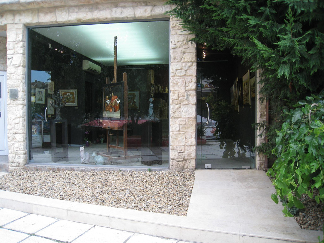 Art Gallery Le Papillon-瓦尔纳必去景点