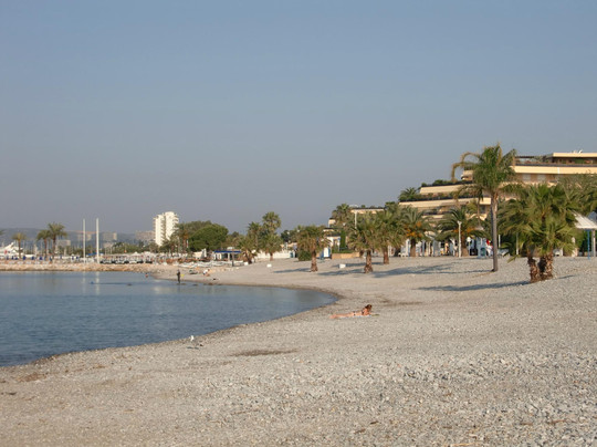 Bay Star Beach Restaurant & Beach-圣洛朗迪瓦尔必去景点