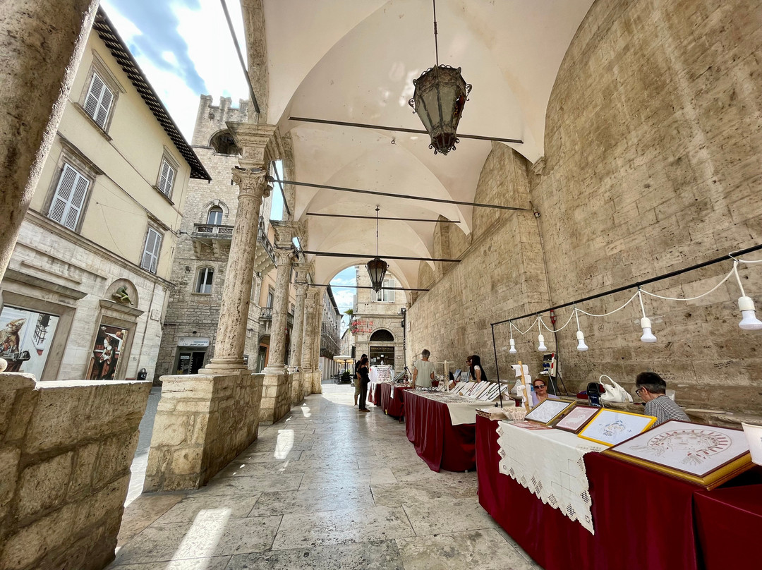 Loggia dei Mercanti景点图片