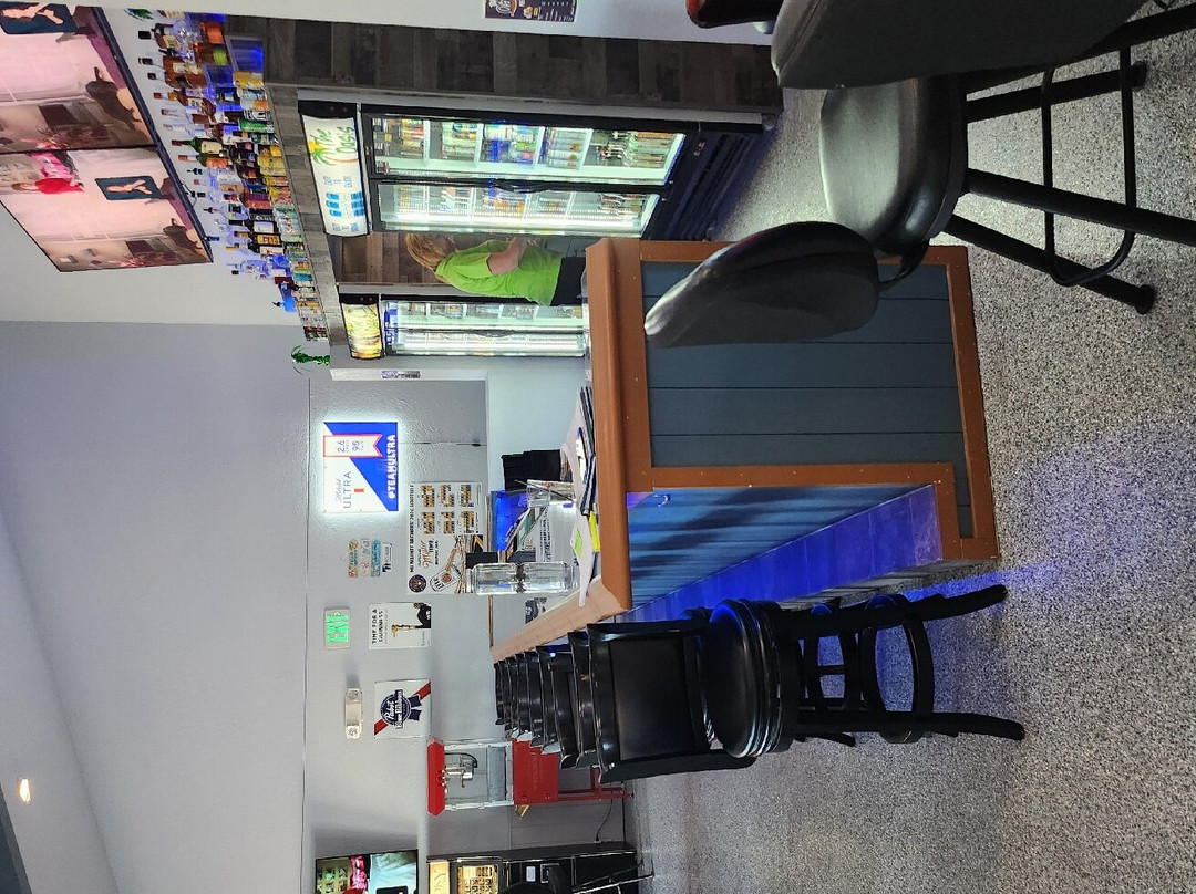 The Oasis Hotel & Bar主图