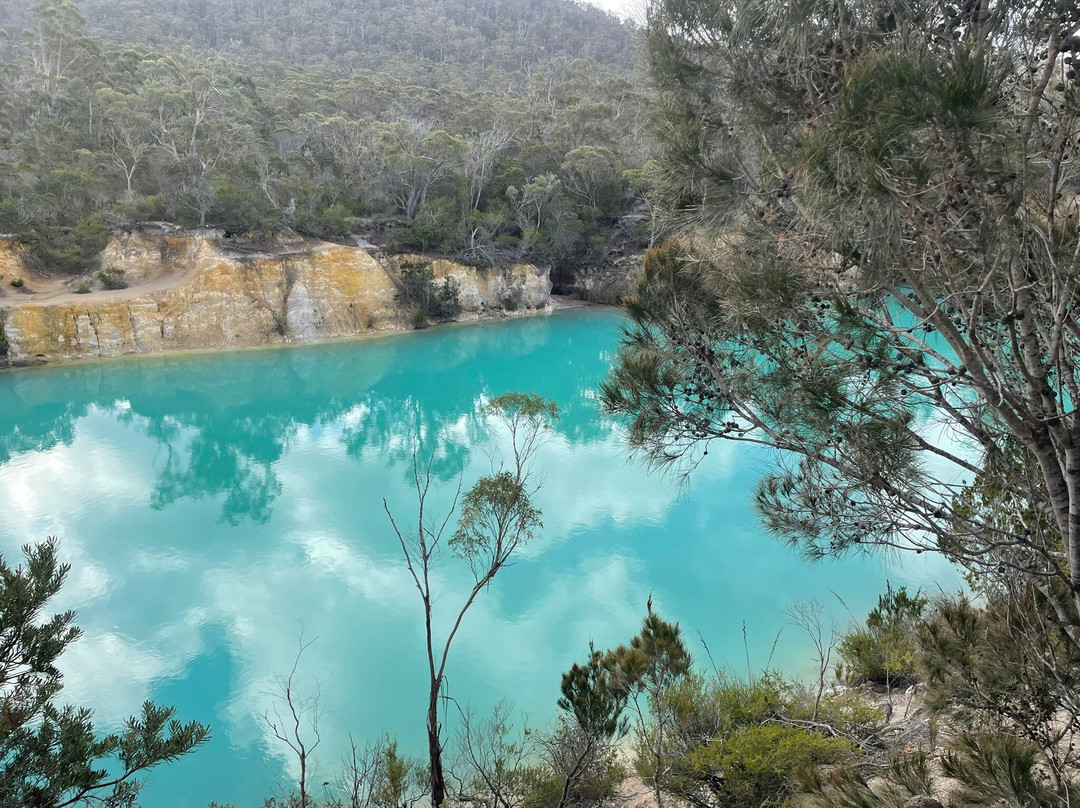 Little Blue Lake景点图片