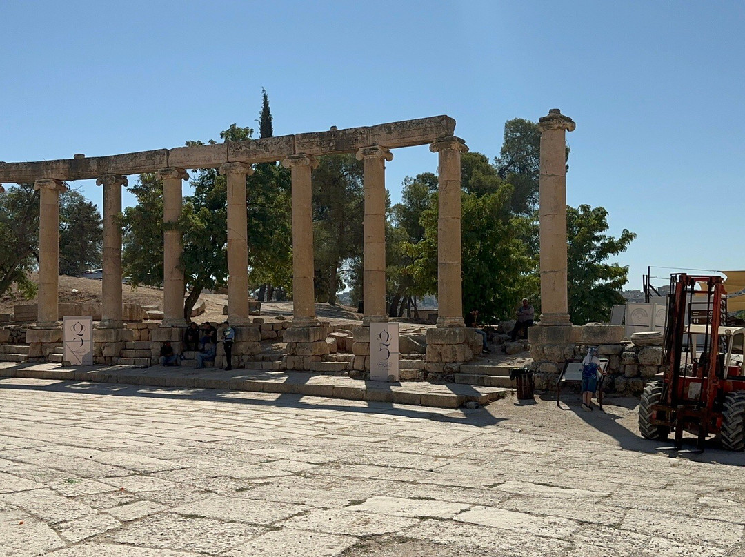 Oval Plaza-杰拉什必去景点