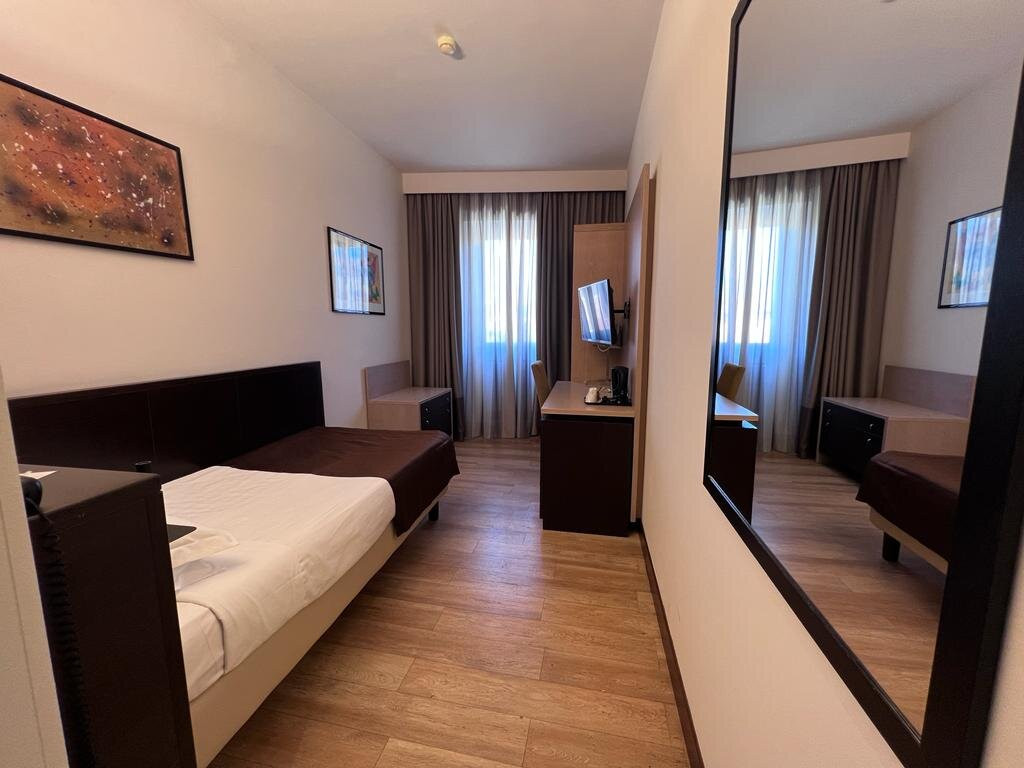 Hotel Carlton主图