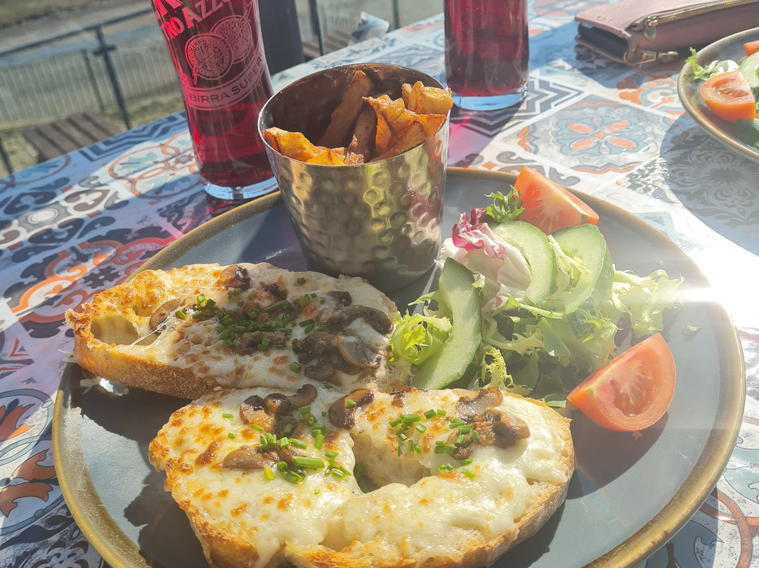 The Golden Ball Luxury Pods主图