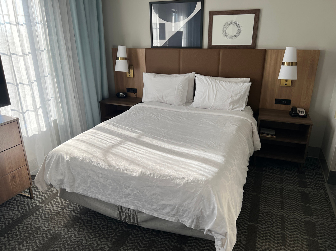 西密尔沃基奥科诺莫沃克驻桥套房酒店主图