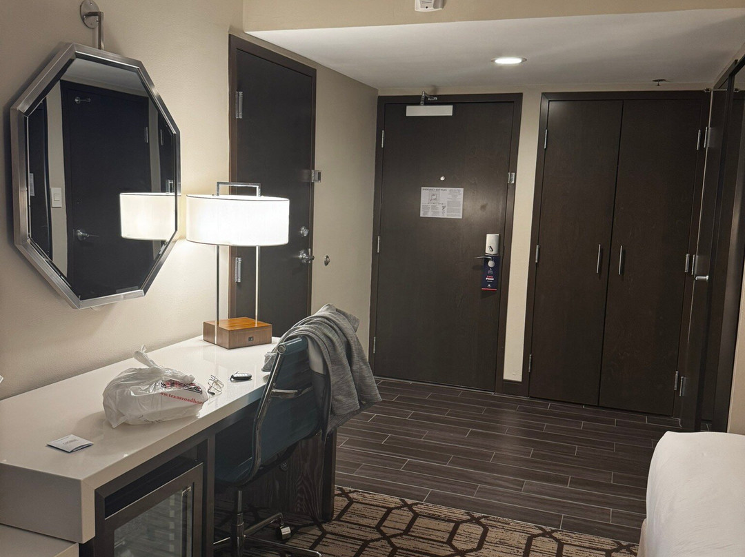 拉伯克大学区希尔顿逸林酒店主图