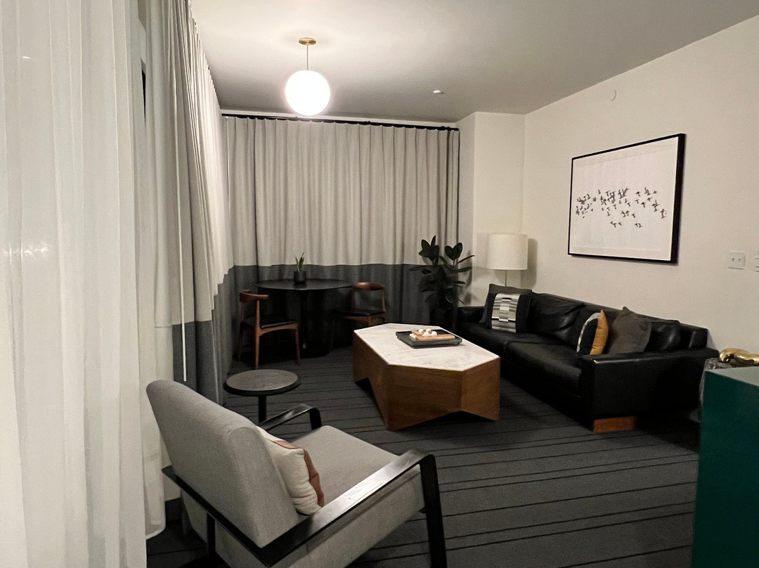 The State Hotel主图