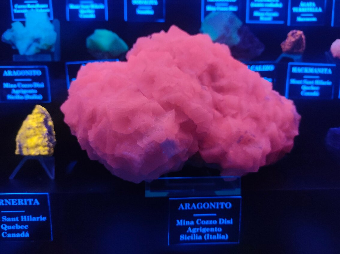 Museum of Luminescent Minerals and Painting Exhibition-Pulpi必去景点