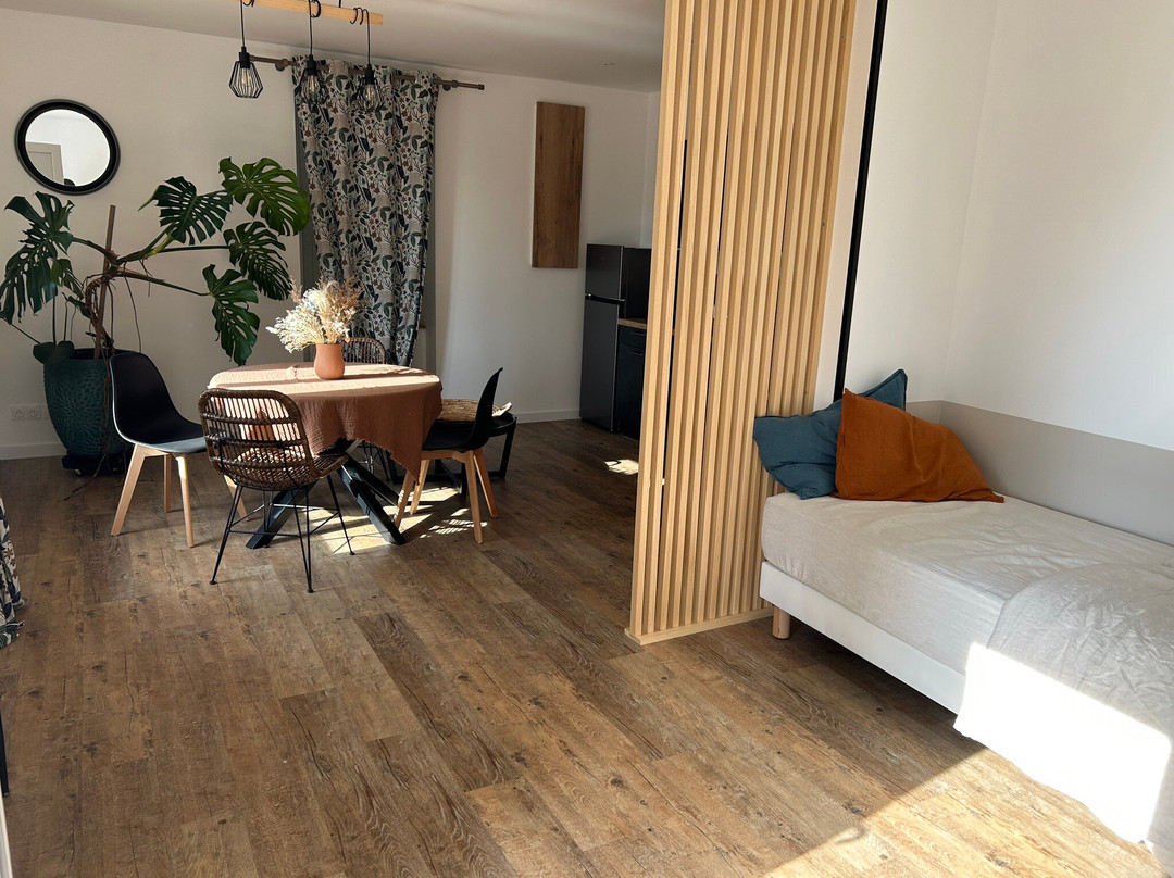 La Doloréanne主图