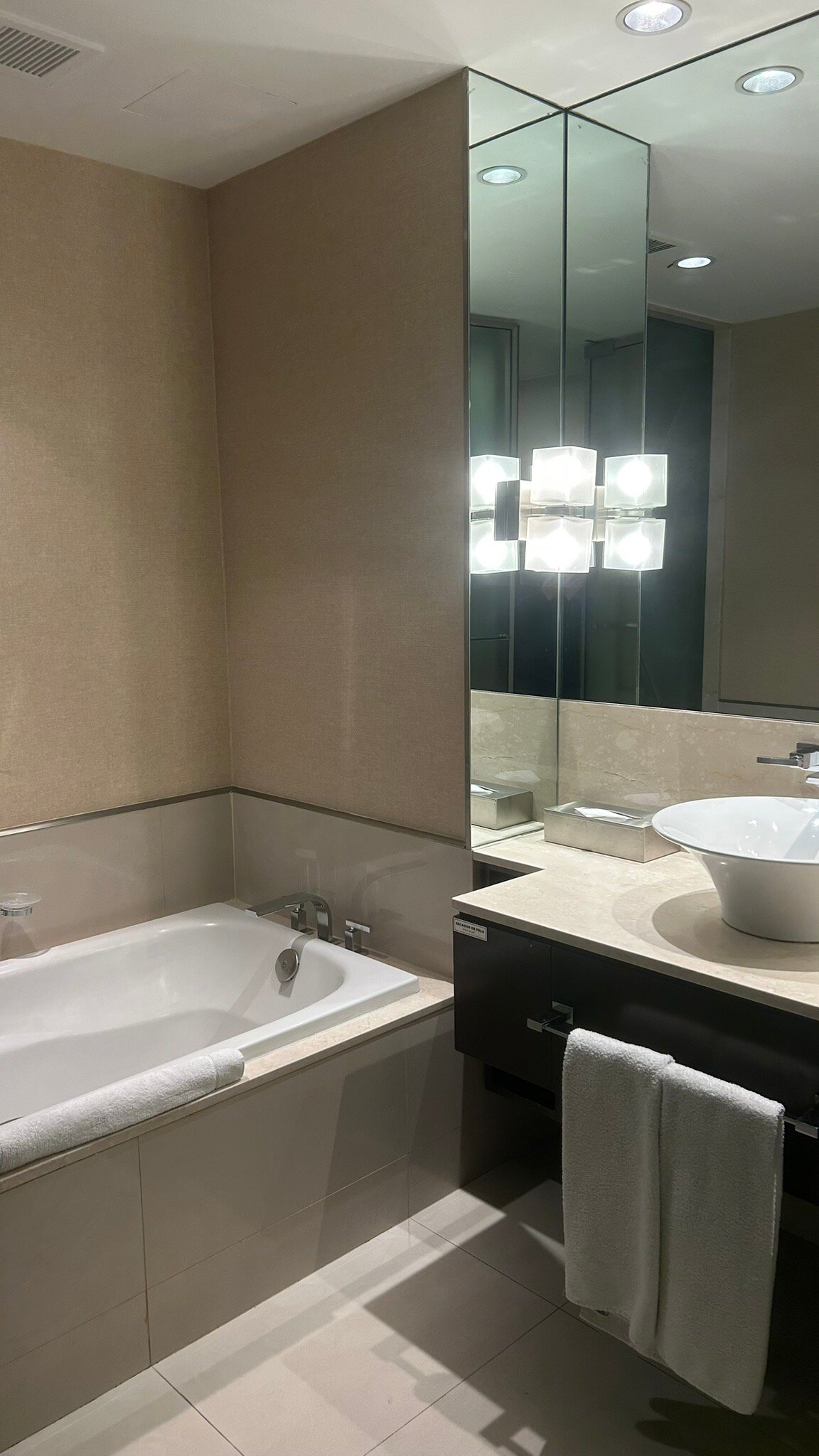 Hilton Mendoza-官方