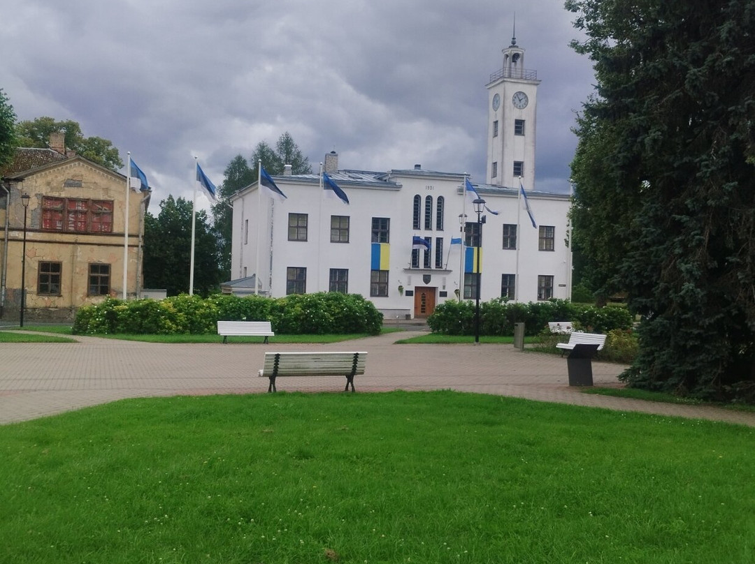 Town Hall and monument to the mayor August Maramaa-维尔扬迪必去景点