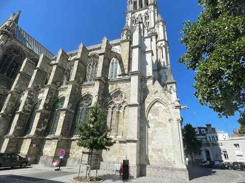 Basilique Notre-Dame-du-Saint-Cordon-瓦伦西安必去景点