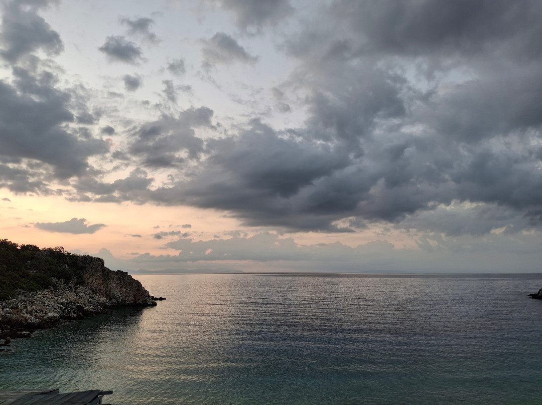 Lalloudes Seaside Accommodation主图