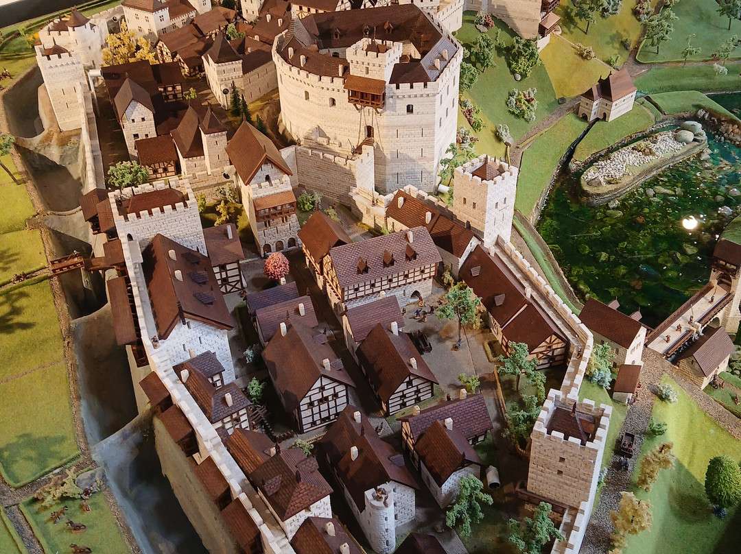 Tour Monréal-Sauveterre-de-Bearn必去景点