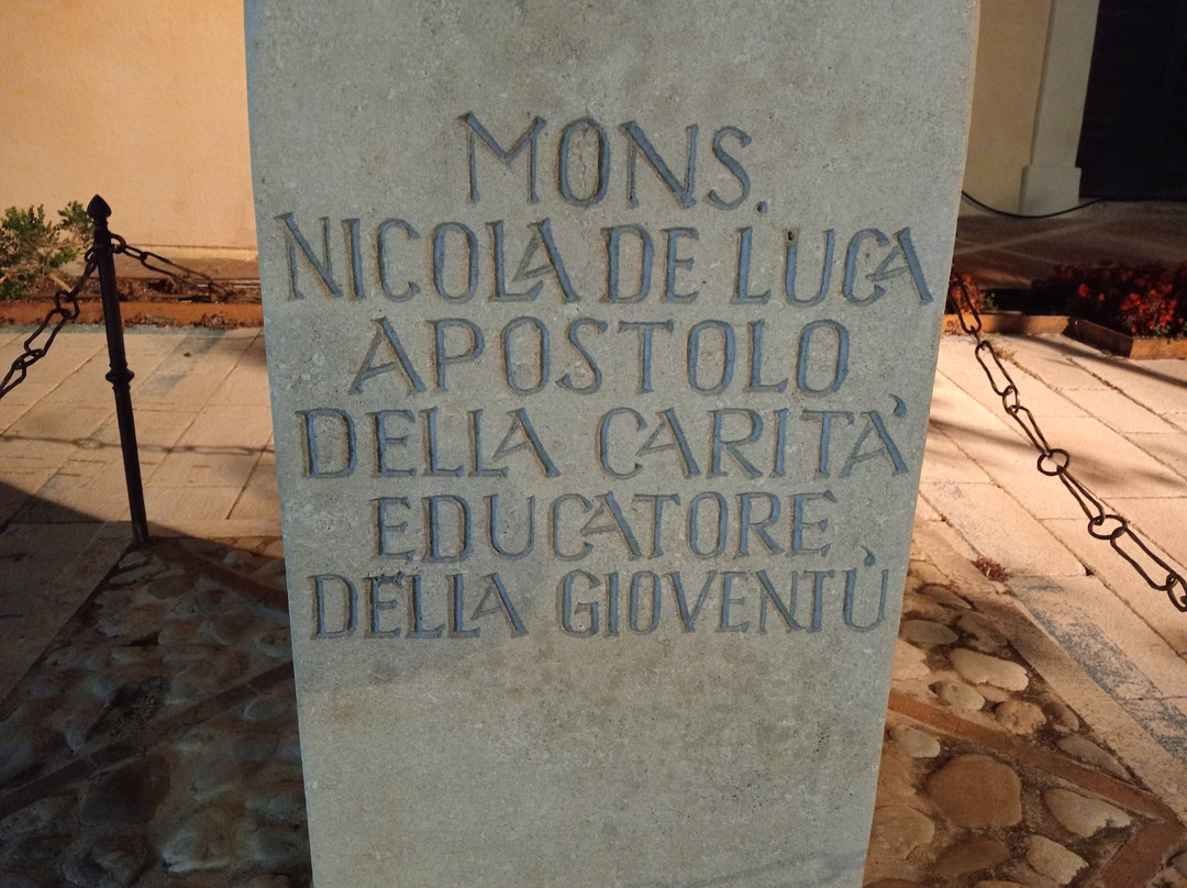Statua Monsignor Nicola De Luca-Citta Sant'Angelo必去景点