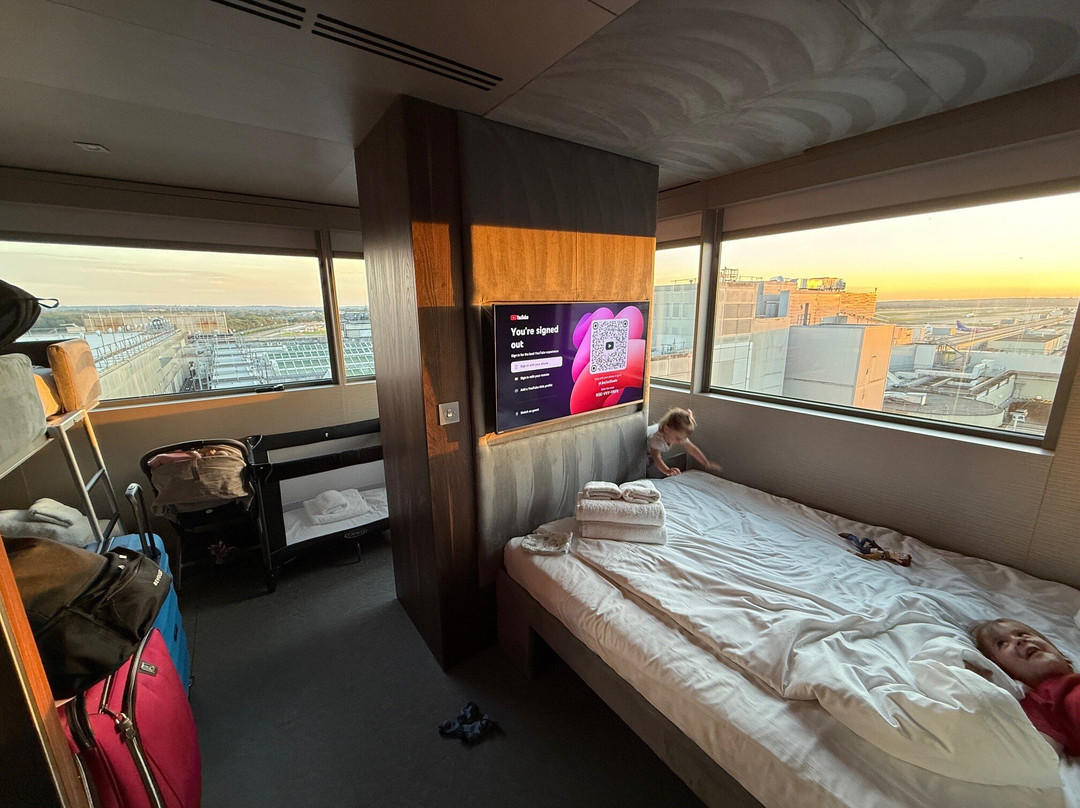 Bloc Hotel London Gatwick Airport主图