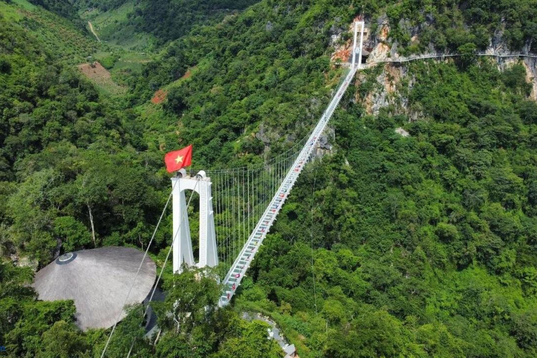 Moc Chau Island - Bach Long Glass Bridge