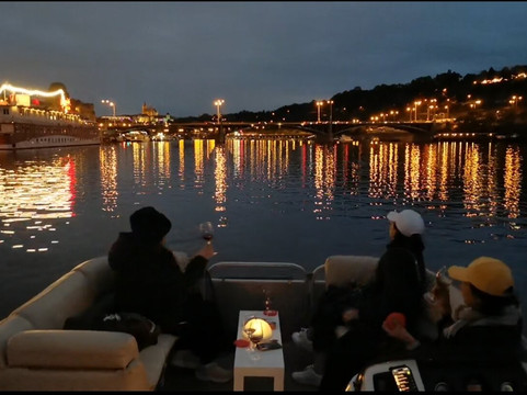Wine Boat-布拉格必去景点