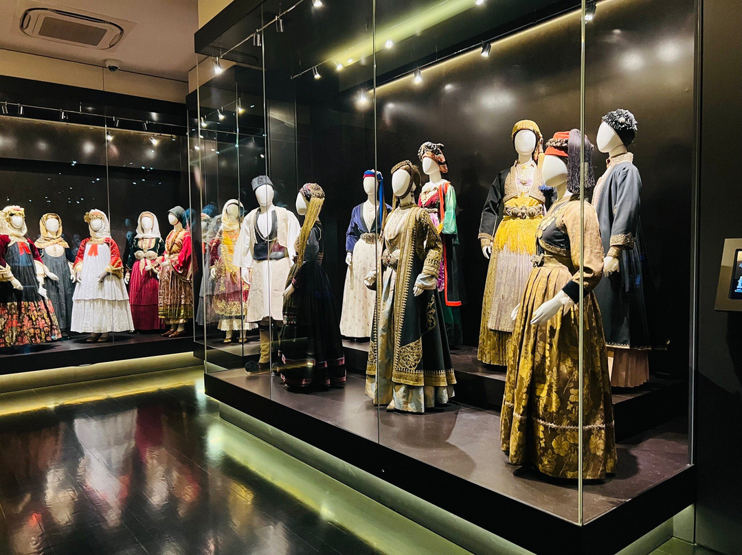 Victoria G. Karelias Collection of Greek Traditional Costumes-卡拉马塔必去景点