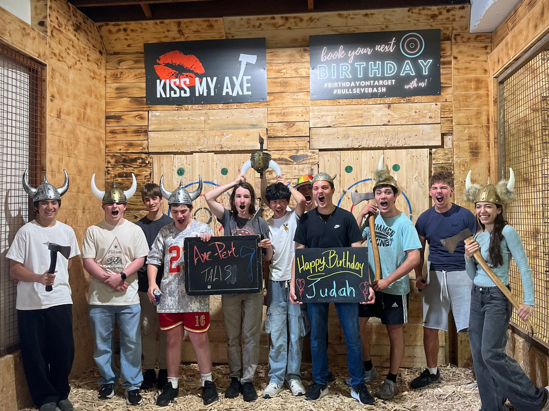Kiss My Axe Alexandria - Axe Throwing Sydney-悉尼必去景点