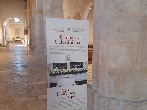 Basilica di Santa Maria di Collemaggio e Porta Santa-拉奎拉必去景点