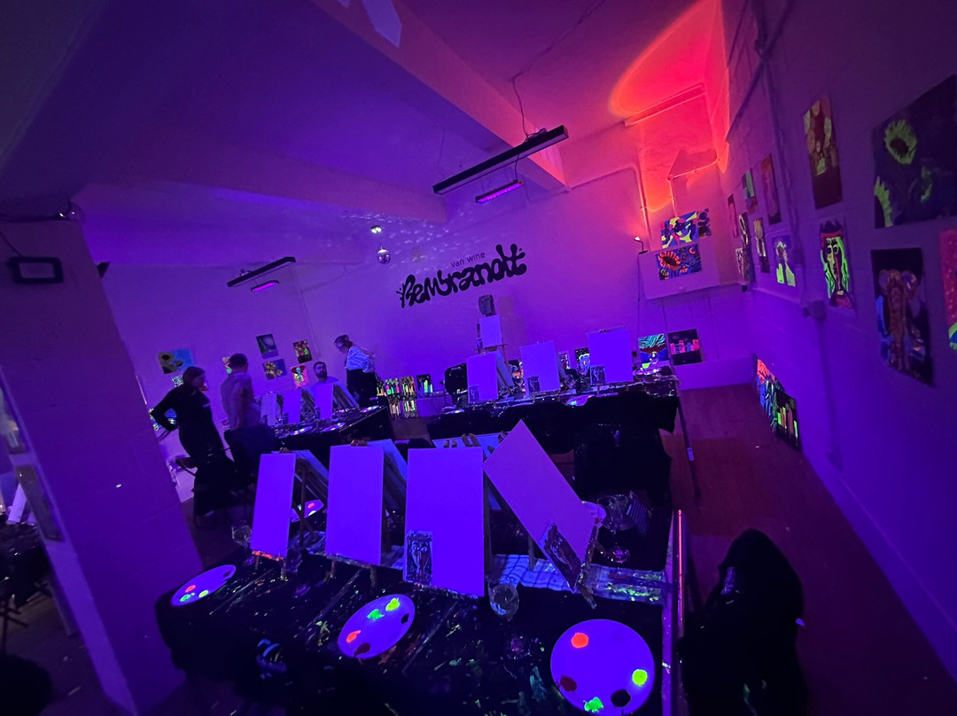 Bottomless Paint in the Dark at Rembrandt Van Wine-伦敦必去景点