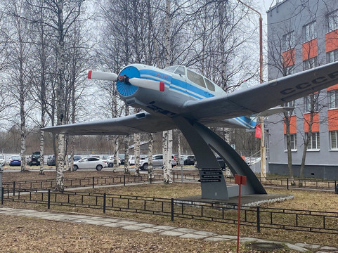 Monument to Plane YAK-18T-阿尔汉格尔斯克必去景点