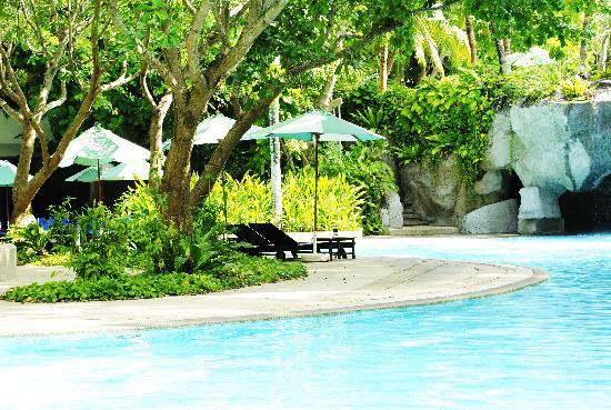 铂尔曼普吉岛卡隆海滩度假酒店主图