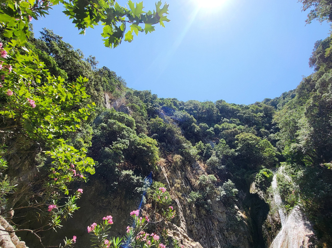 Polylimnio Waterfall-Charavgi必去景点
