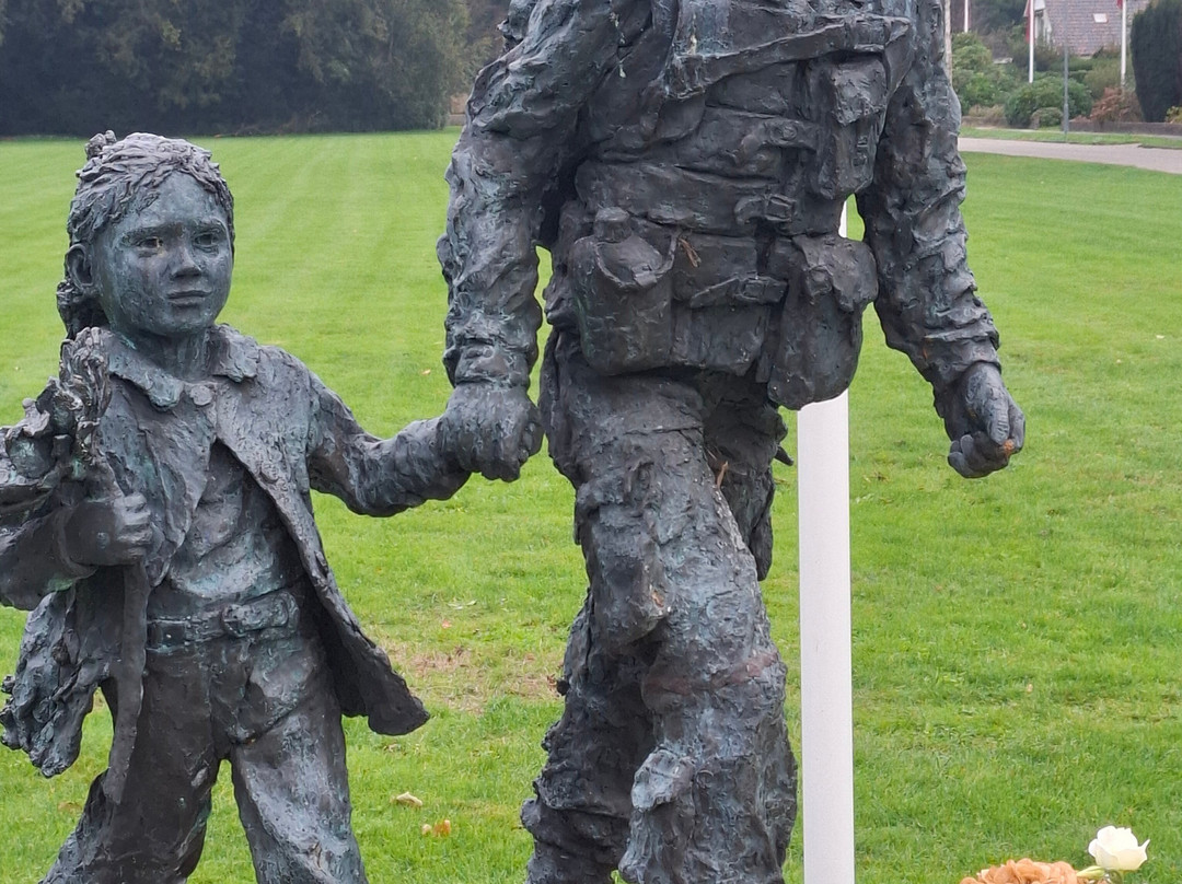 Soldaat met bloemenmeisje Monument-Oosterbeek必去景点
