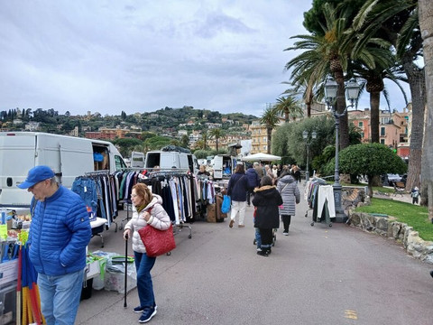 Mercato del giovedì-拉帕洛必去景点