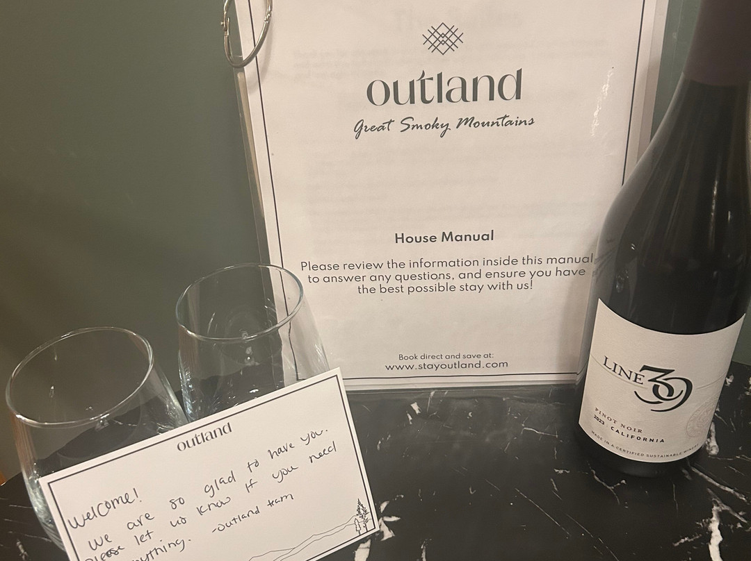 大雾山丘陵地带的Outland小木屋及套房主图