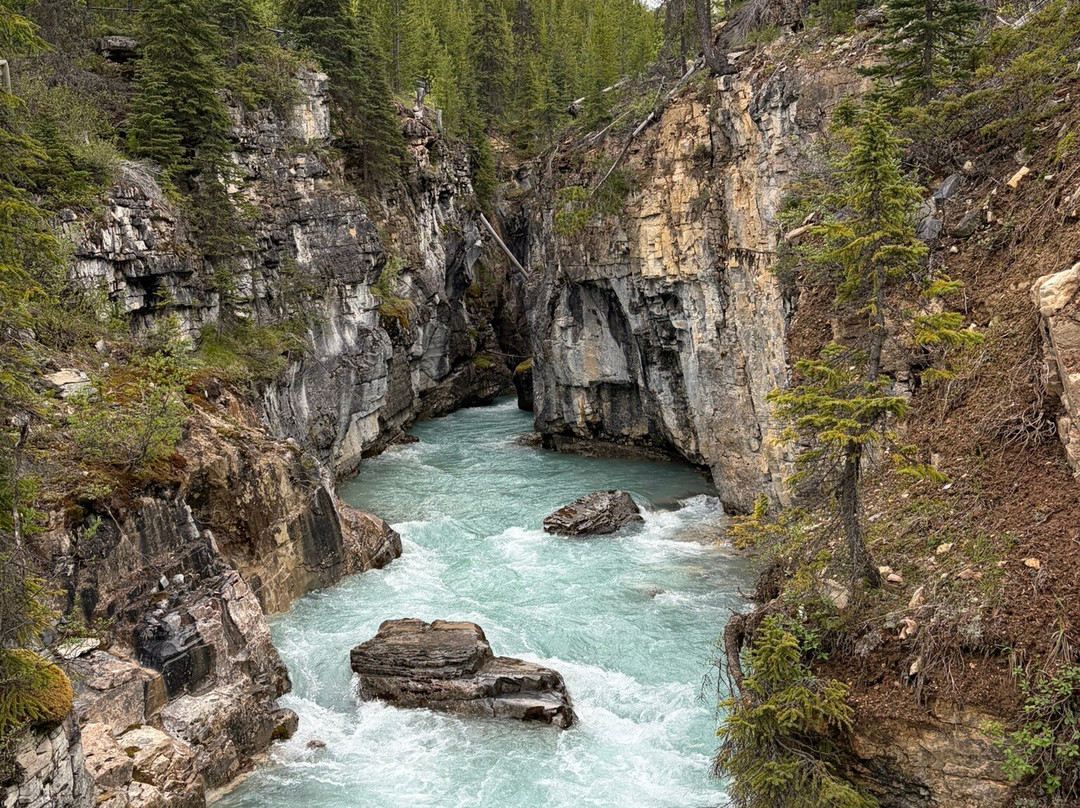 Canadian Rockies Experience-坎莫尔必去景点