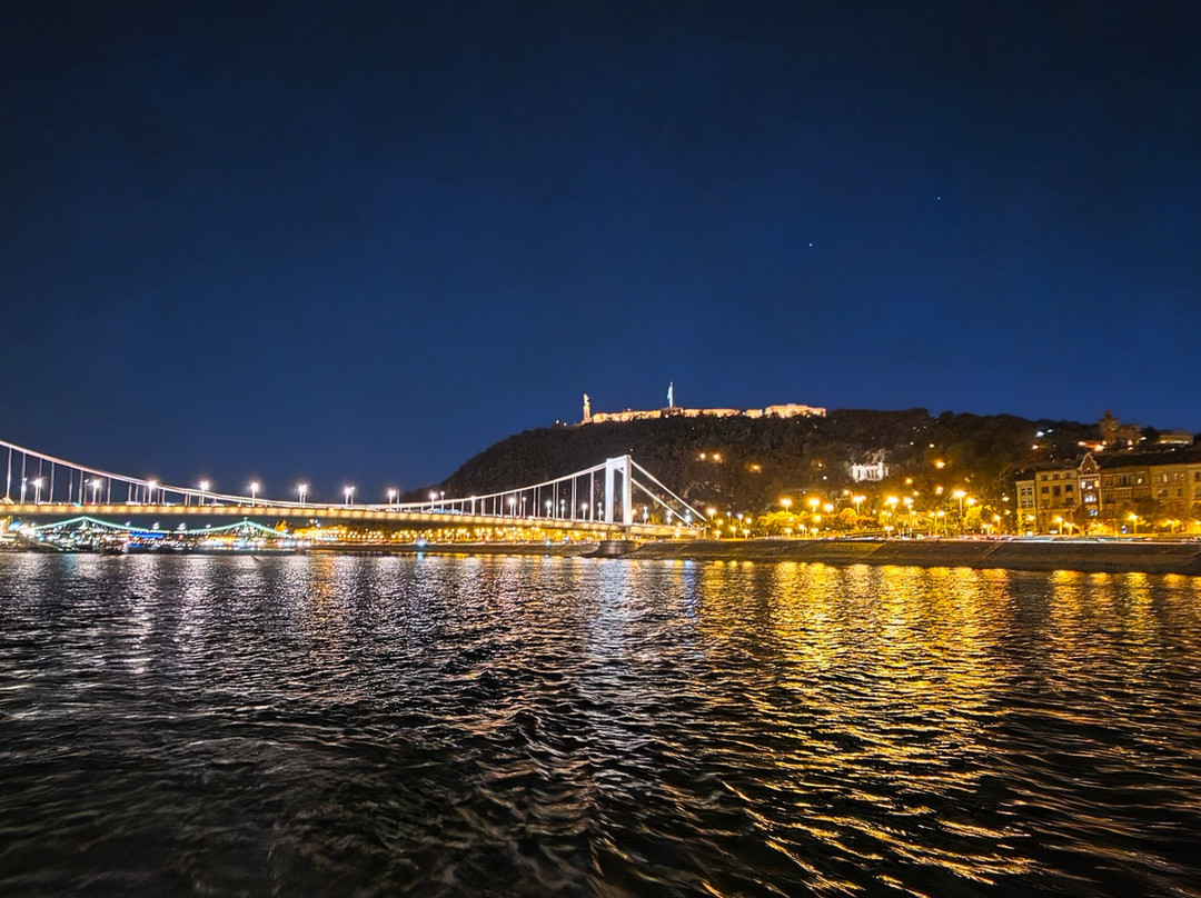 布达佩斯多瑙河观光夜游含饮料-布达佩斯必去景点