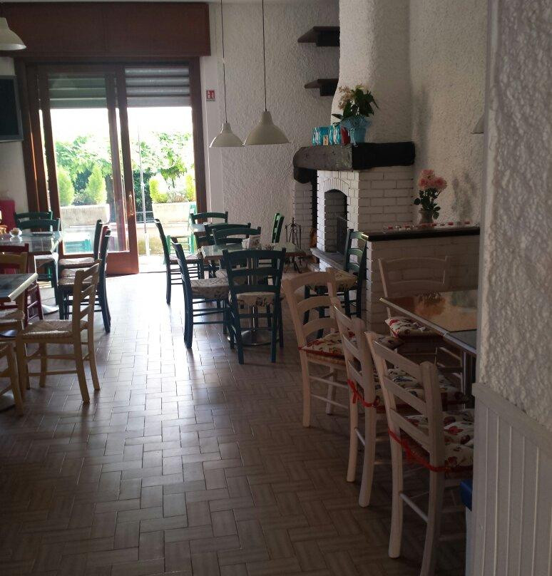 Capiago Intimiano餐馆和美食-Bar Roma