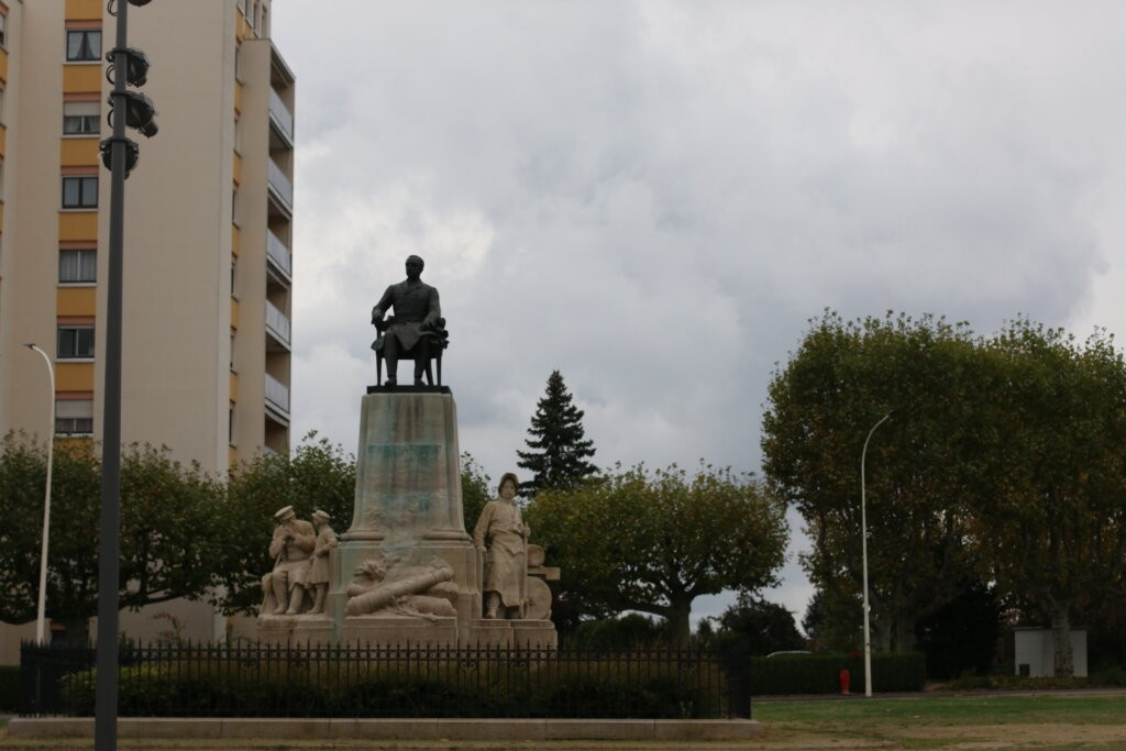 Monument À Henri Schneider景点图片