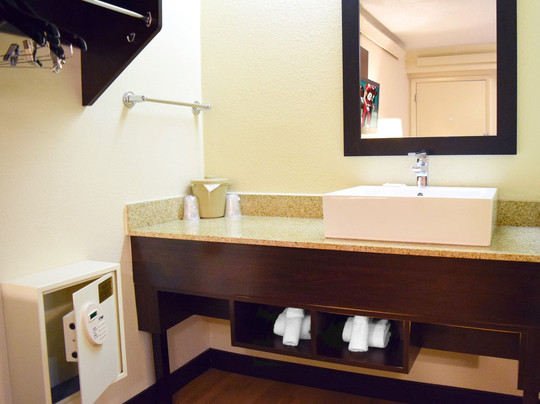 Red Roof PLUS+ University at Buffalo Amherst主图