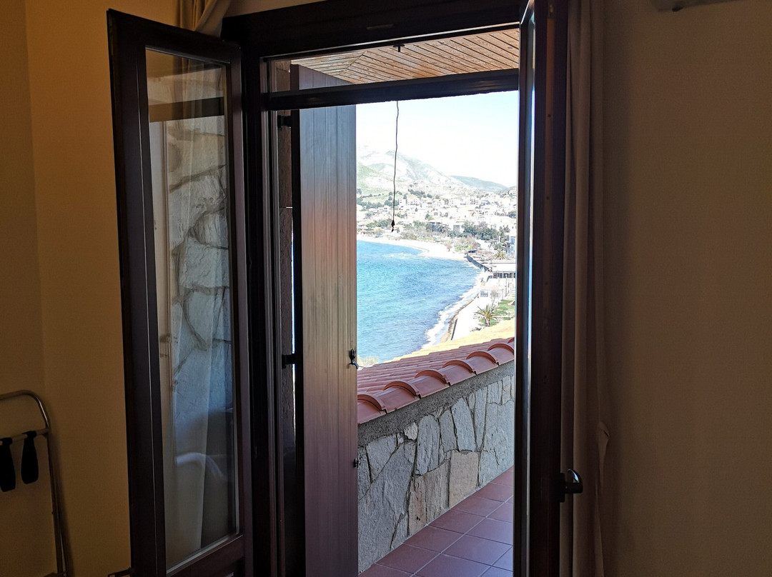 Nefeli All Day Bar & Suites主图