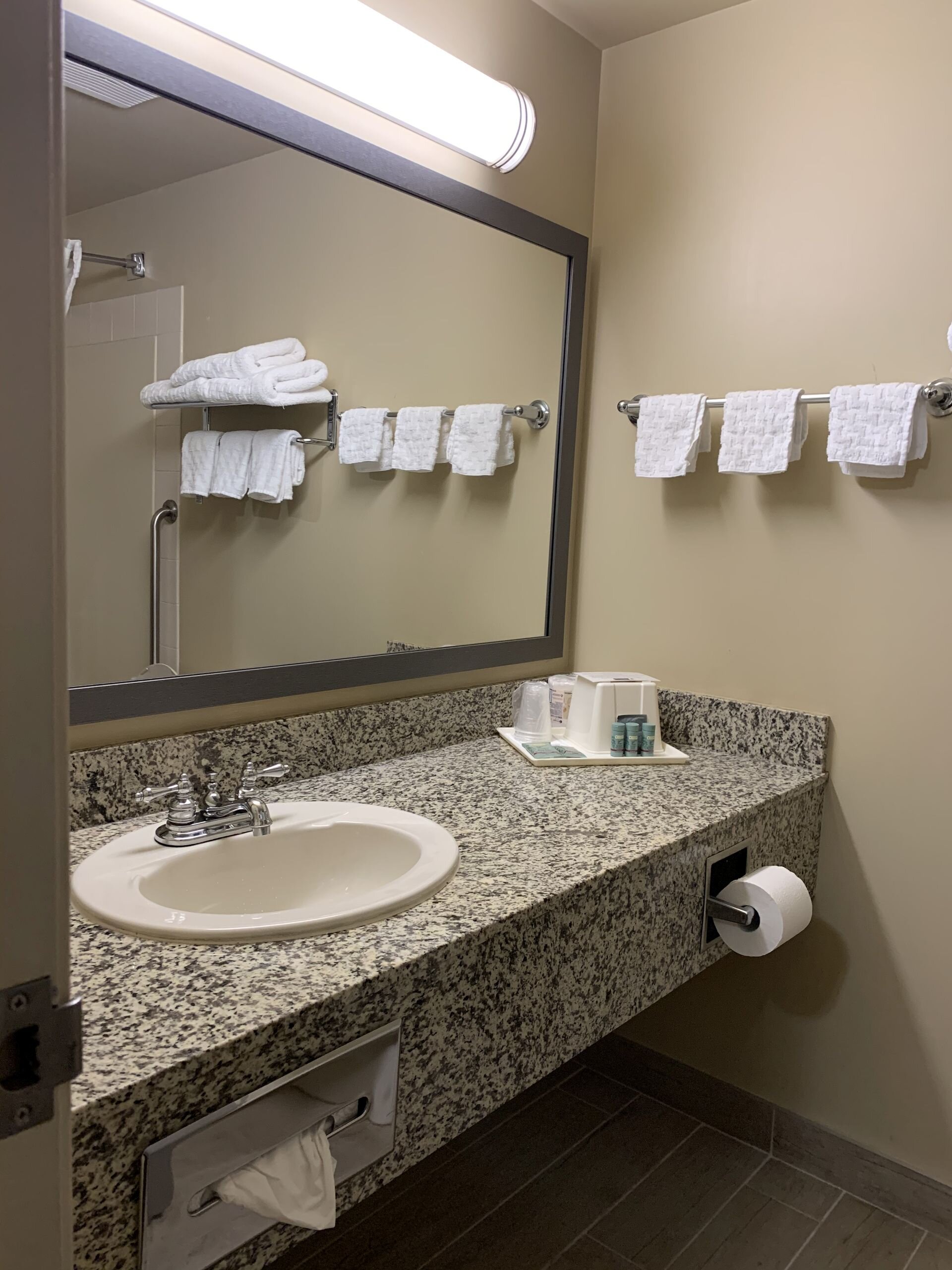 Best Western Strathmore Inn-浴室