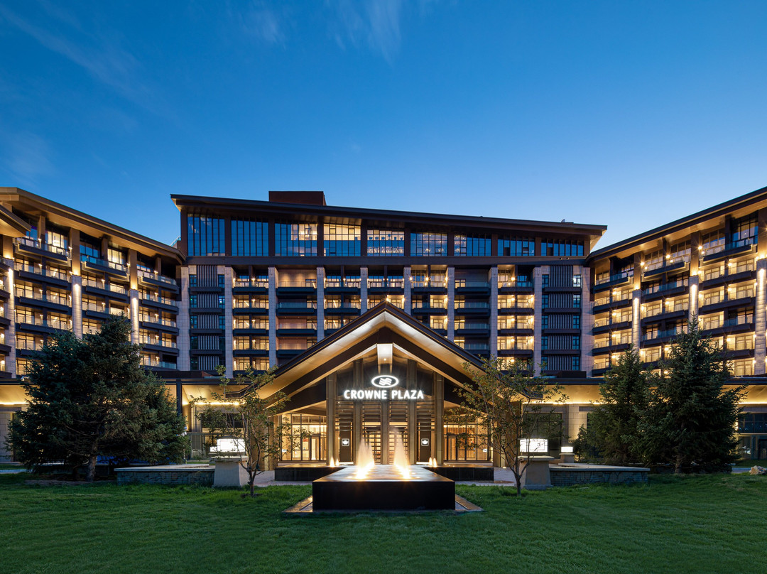 崇礼翠云山皇冠假日度假酒店主图