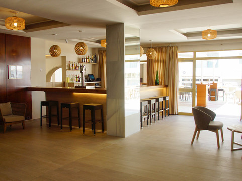 鸢尾花酒店主图