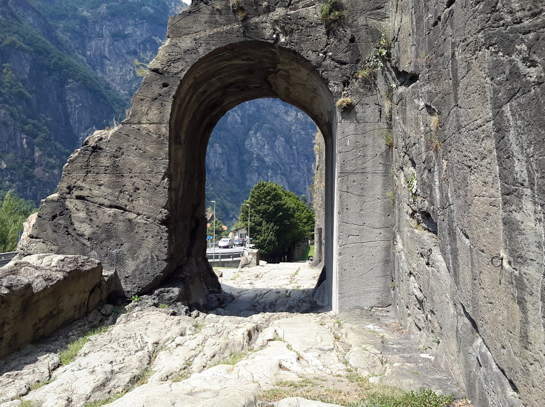The Roman road to the Gauls and its arch景点图片