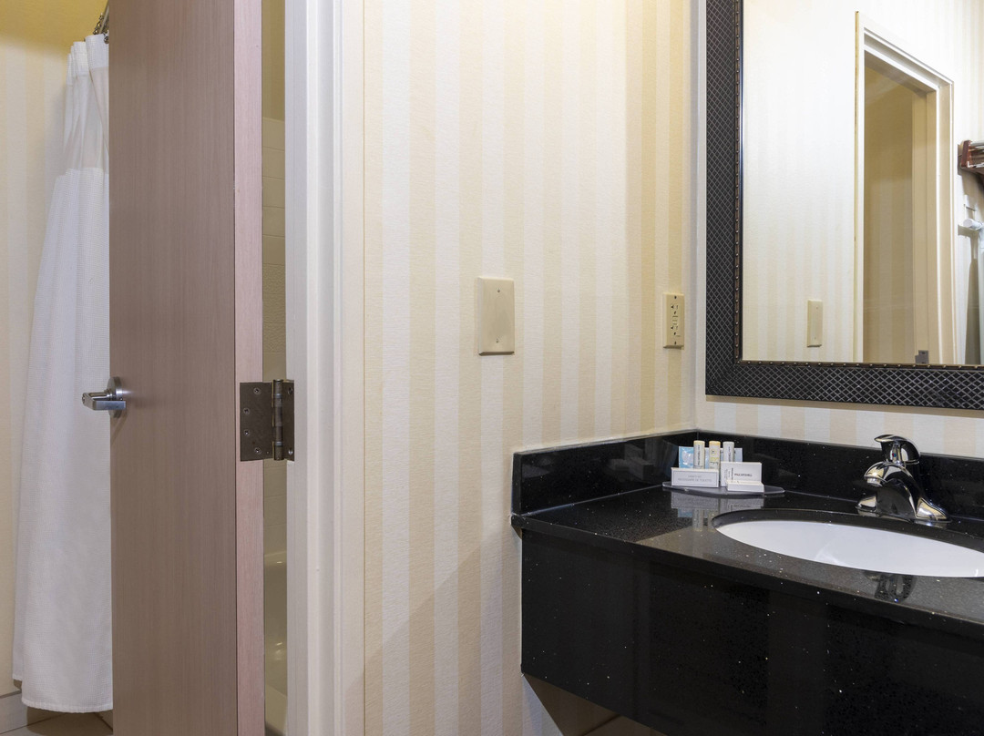 HomeTowne Studios by Red Roof East Lansing - Okemos主图